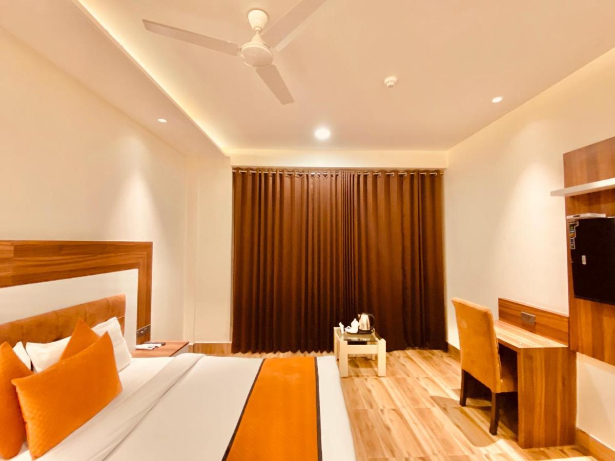 Hotel White And Restaurant 300 Mtr From Golden Temple Amritsar Eksteriør bilde