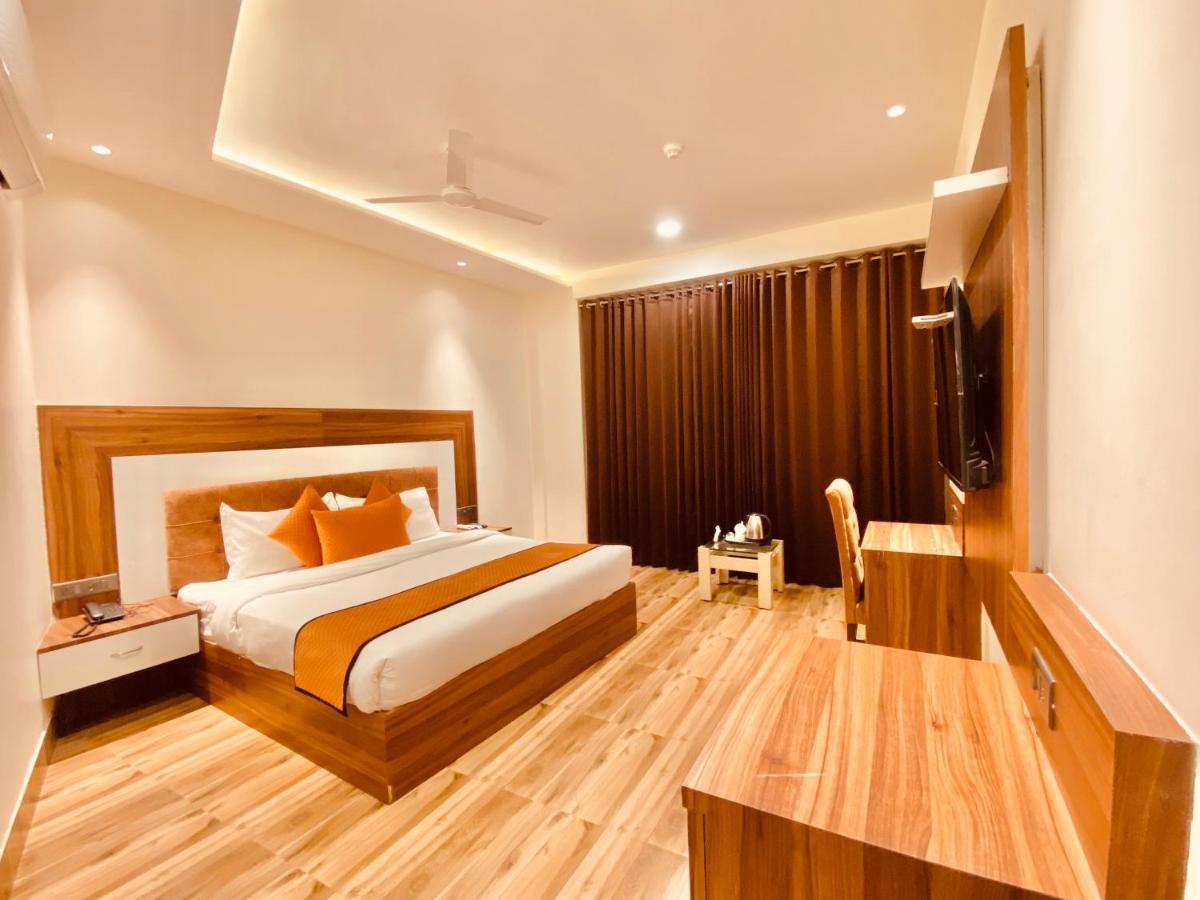 Hotel White And Restaurant 300 Mtr From Golden Temple Amritsar Eksteriør bilde