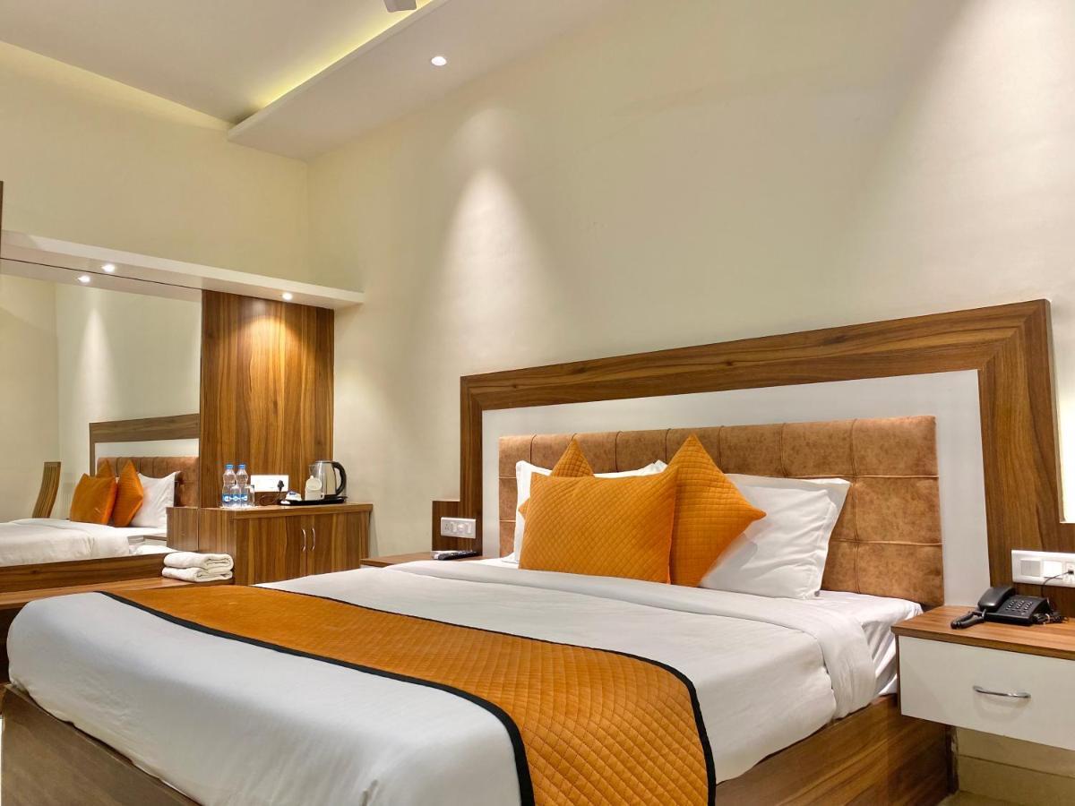 Hotel White And Restaurant 300 Mtr From Golden Temple Amritsar Eksteriør bilde