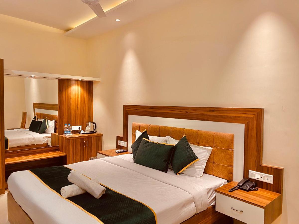Hotel White And Restaurant 300 Mtr From Golden Temple Amritsar Eksteriør bilde