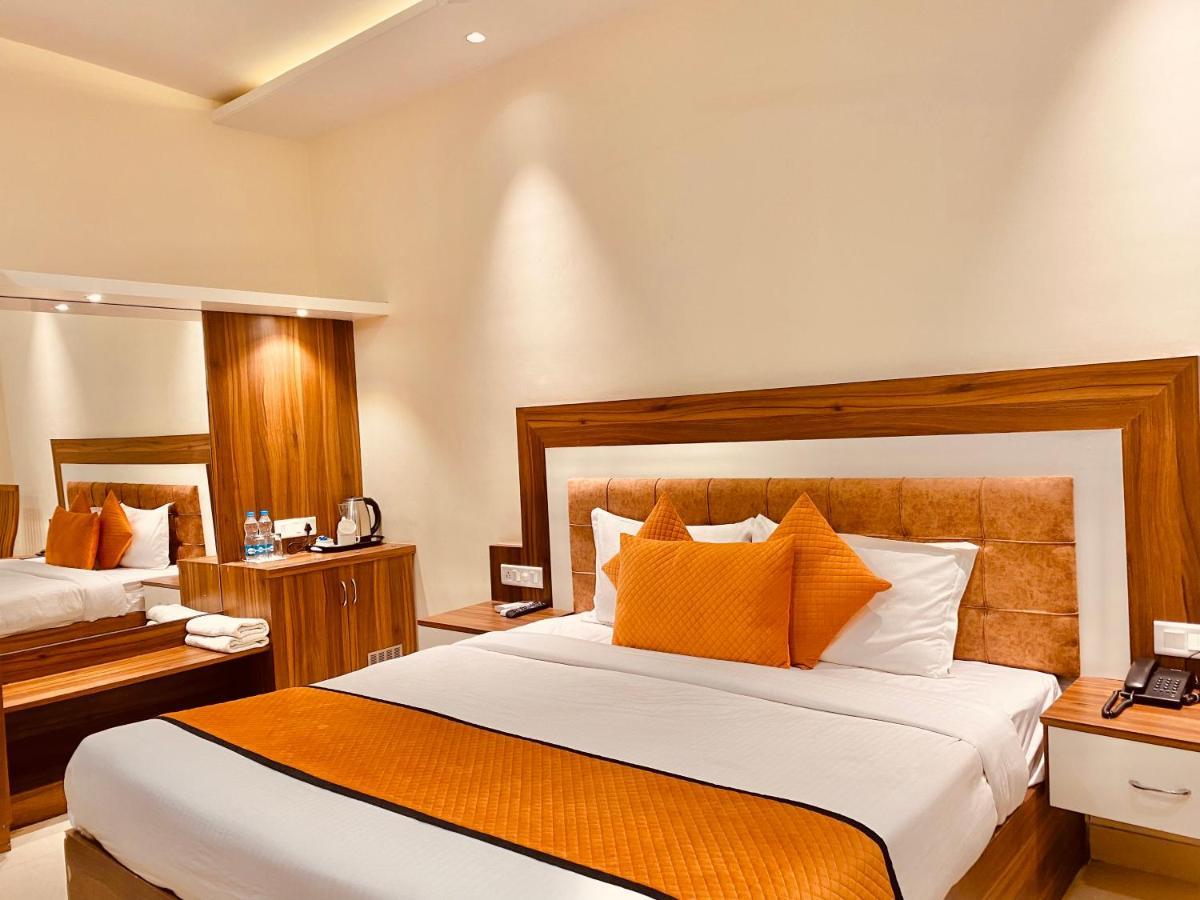 Hotel White And Restaurant 300 Mtr From Golden Temple Amritsar Eksteriør bilde
