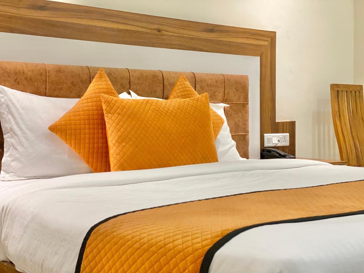 Hotel White And Restaurant 300 Mtr From Golden Temple Amritsar Eksteriør bilde