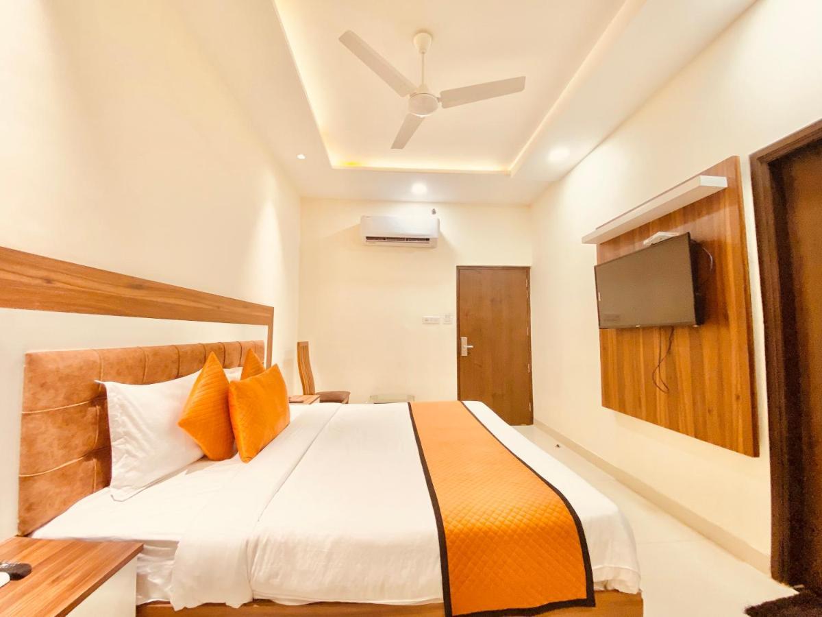 Hotel White And Restaurant 300 Mtr From Golden Temple Amritsar Eksteriør bilde