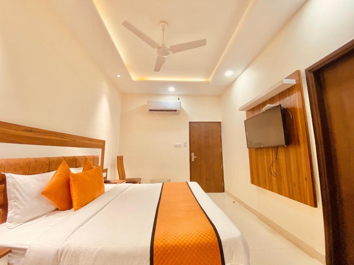 Hotel White And Restaurant 300 Mtr From Golden Temple Amritsar Eksteriør bilde