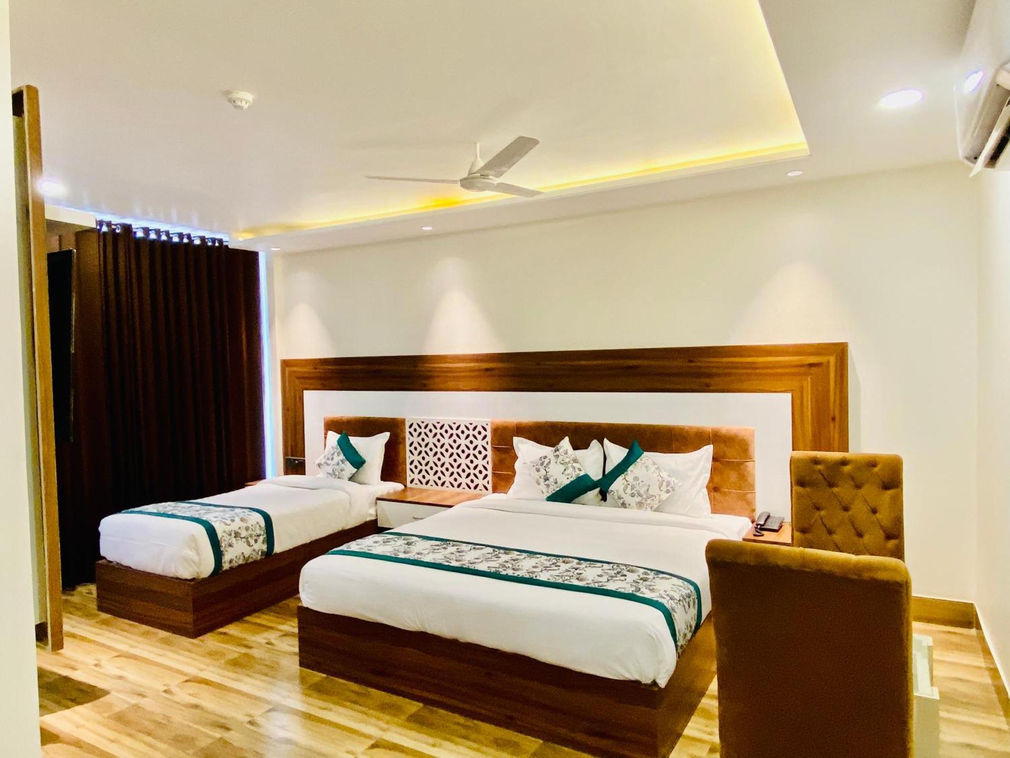 Hotel White And Restaurant 300 Mtr From Golden Temple Amritsar Eksteriør bilde
