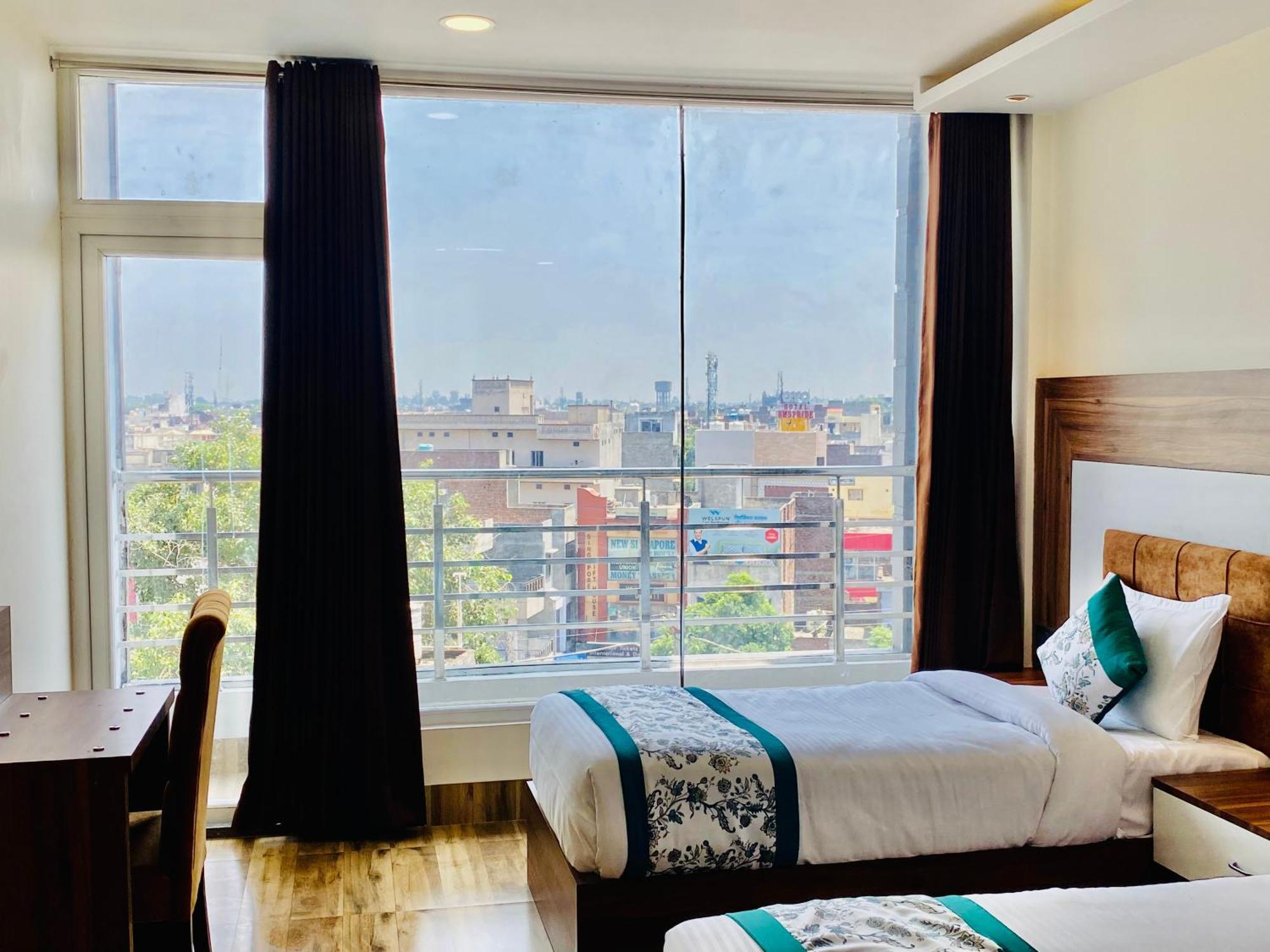 Hotel White And Restaurant 300 Mtr From Golden Temple Amritsar Eksteriør bilde
