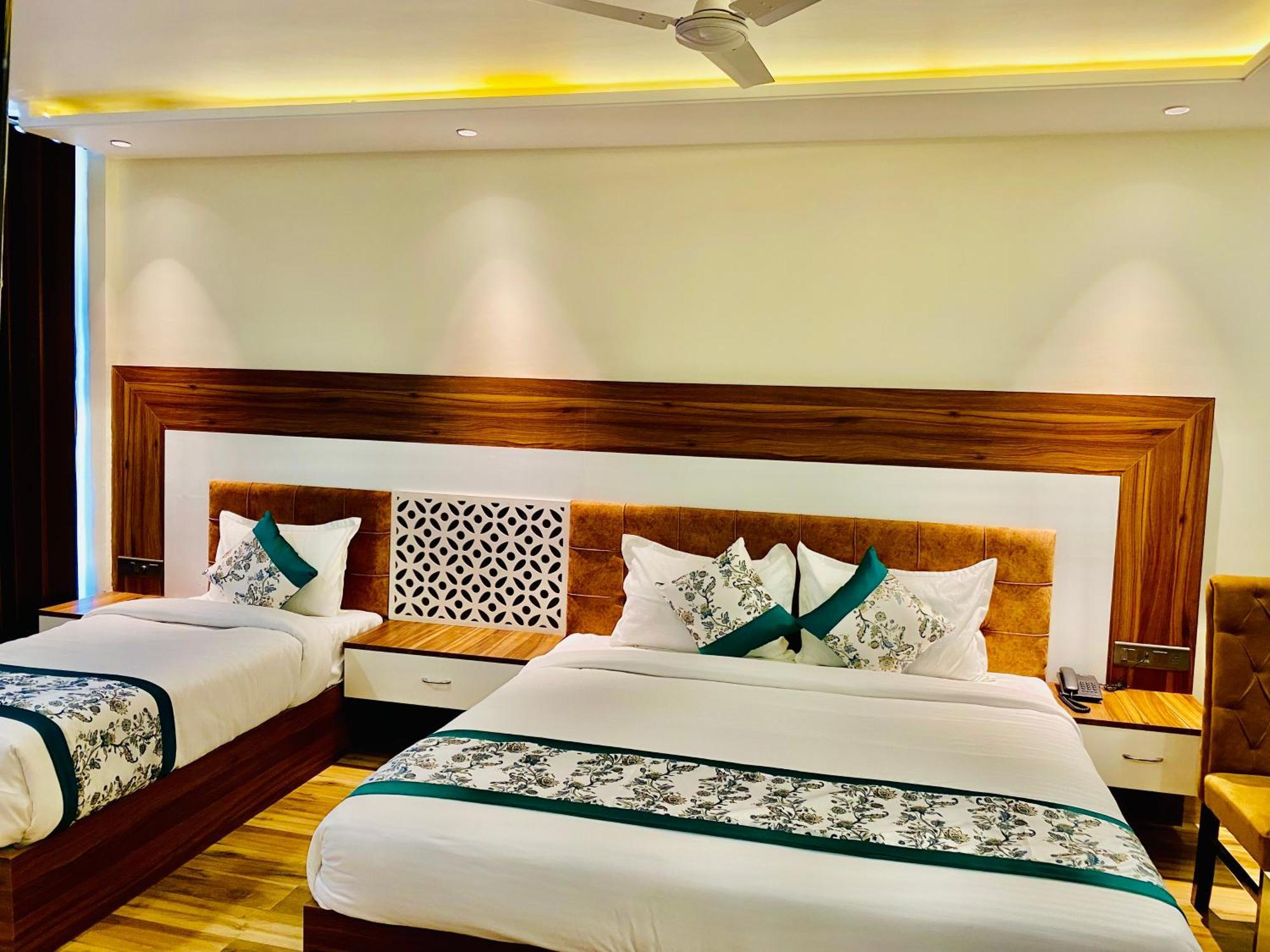 Hotel White And Restaurant 300 Mtr From Golden Temple Amritsar Eksteriør bilde