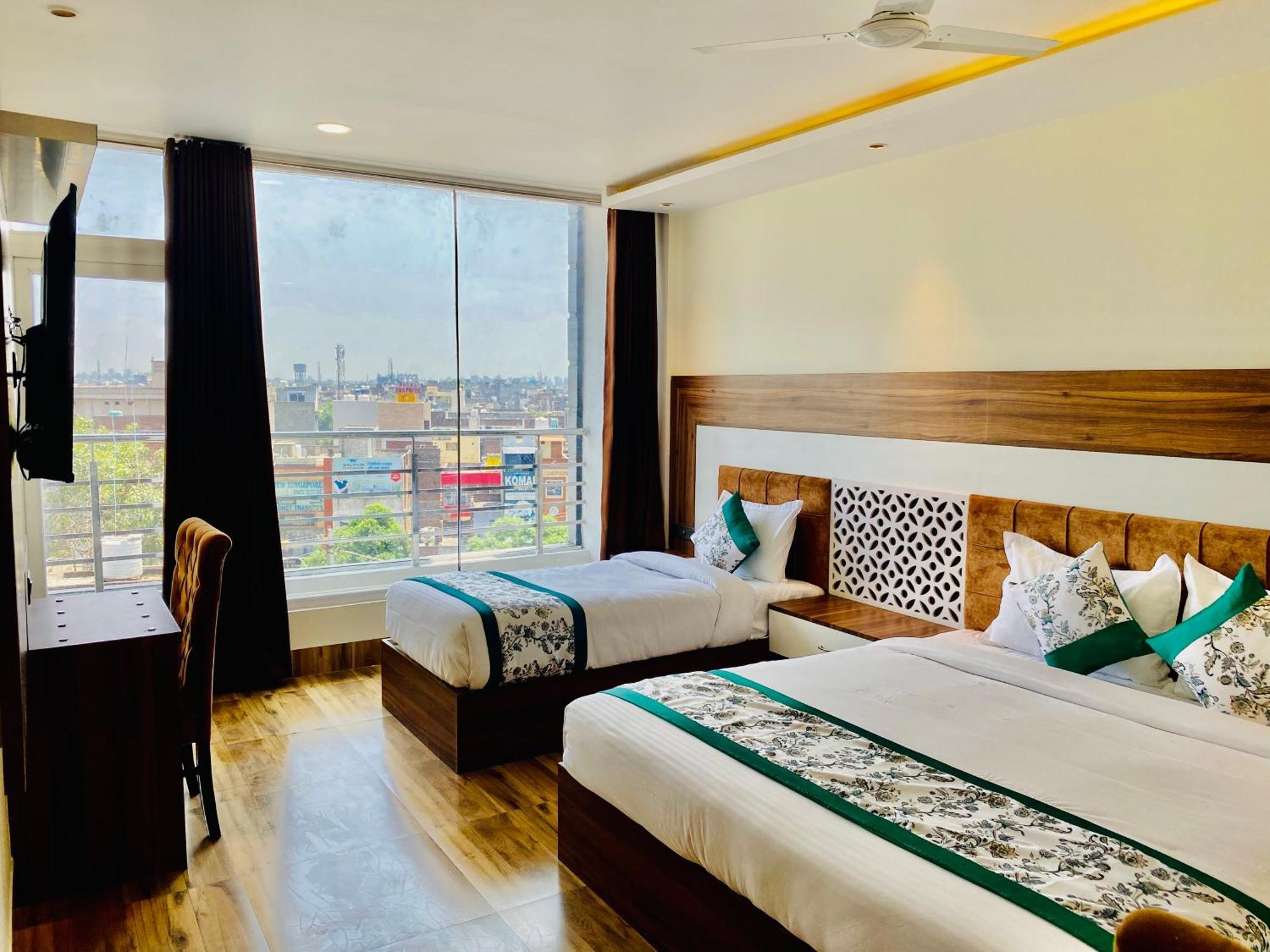 Hotel White And Restaurant 300 Mtr From Golden Temple Amritsar Eksteriør bilde